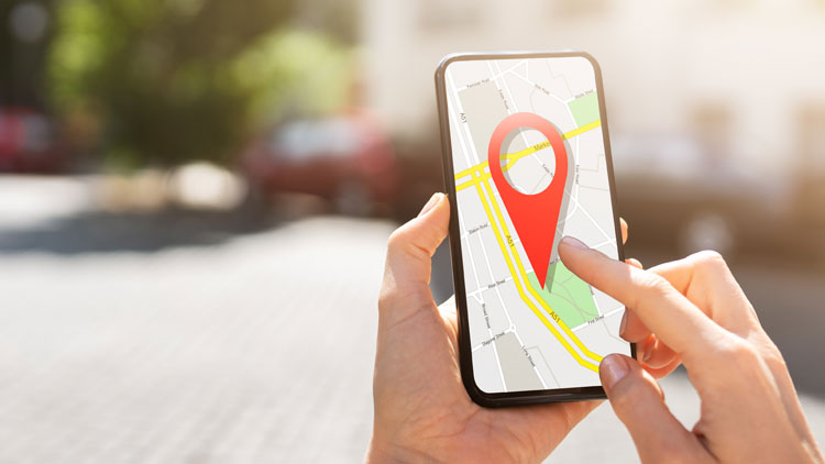 Handy mit Navigationsapp in der Hand eines Menschen; Copyright Panthermedia