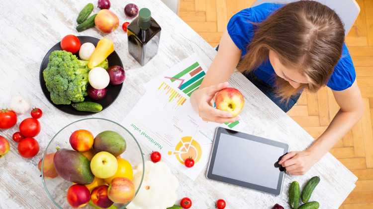 Jugendliche mit Obst und Gemüse, Copyright Fotolia.com