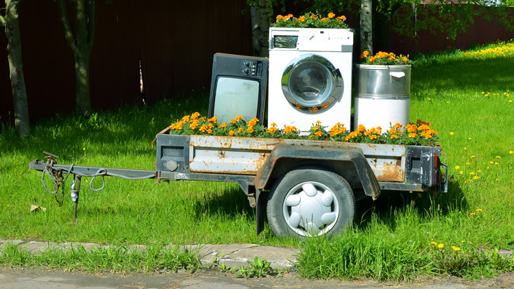 Anhänger mit Altgeräten und Blumen, Copyright Panthermedia