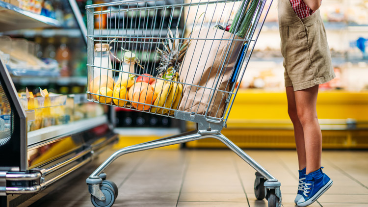 Kind mit großem Einkaufswagen im Supermarkt, Copyright Panthermedia.net