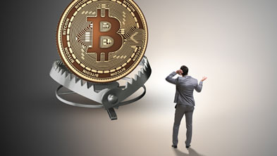 Bitcoin in einer Schnappfalle mit ratloser Person, die davor steht; Copyright Panthermedia