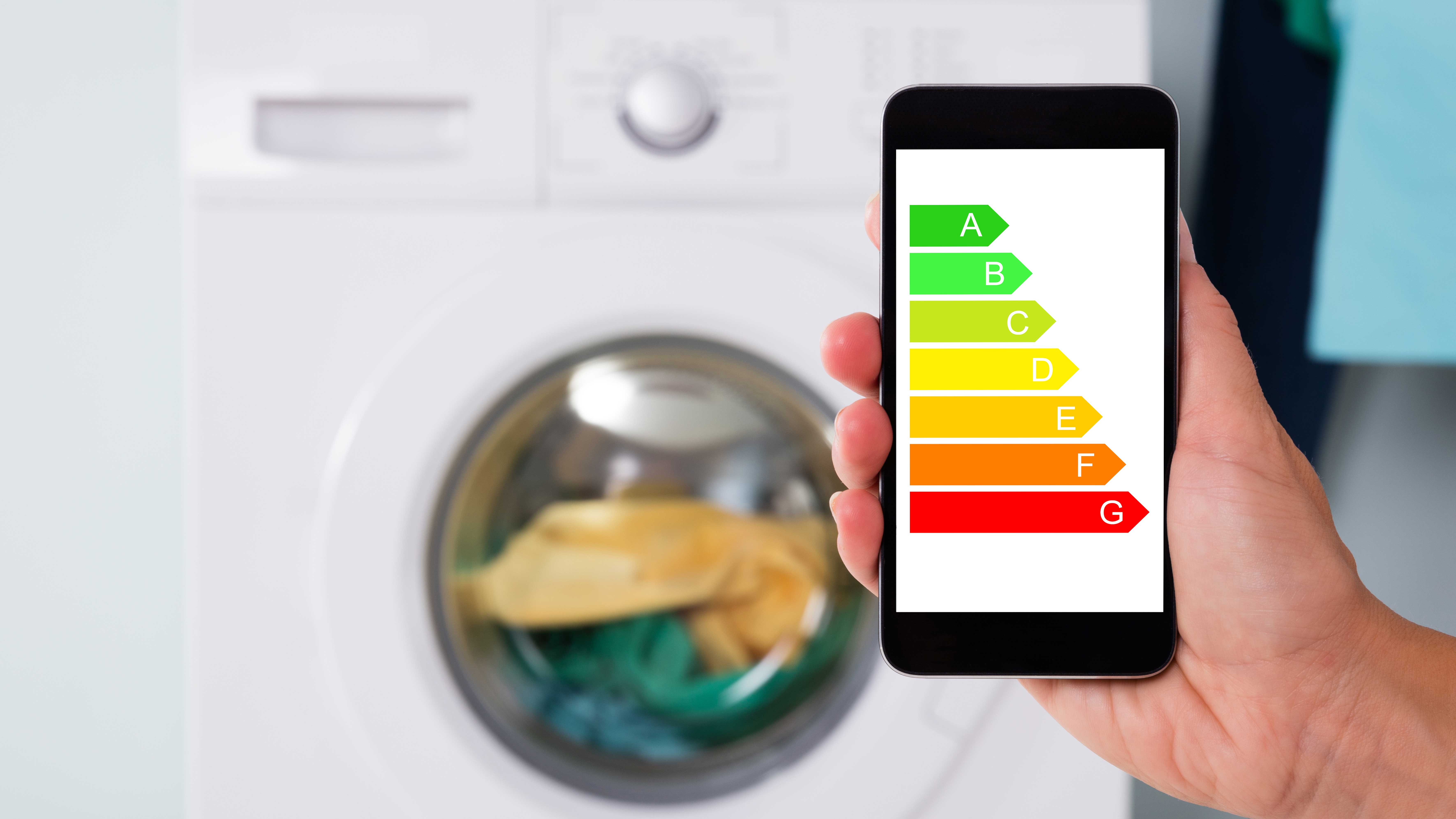 EU-Energielabel vor Waschmaschine