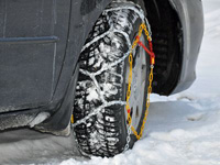 Autoreifen mit Schneeketten; Copyright Fotolia