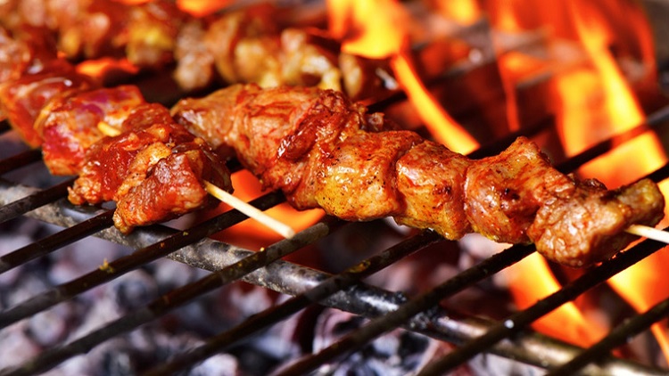 Grillfleisch auf dem Grill, Copyright Fotolia