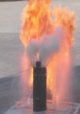 Verpuffung mit Stichflamme nach dem Zufügen von Wasser