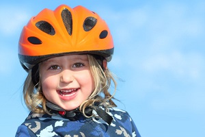 Mädchen mit Fahrradhelm; Copyright Fotolia