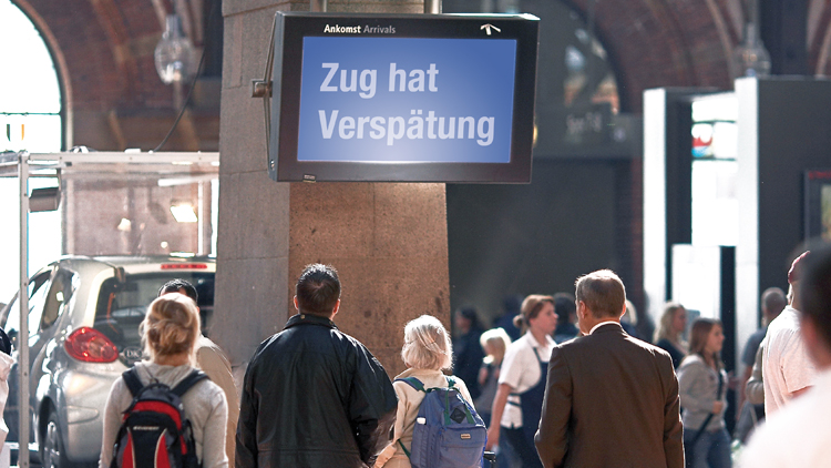 Bahnreisende warten auf Zug, Copyright fotolia