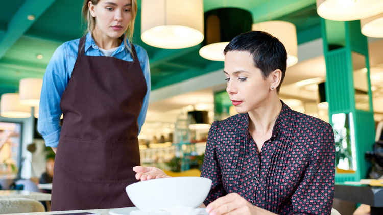 Frau im Restaurant beschwert sich über das Essen auf ihrem Tisch; Copyright Panthermedia